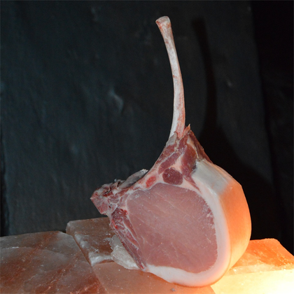 Dry aged Tomahawk Steak vom Duroc Schwein aus Strohhaltung