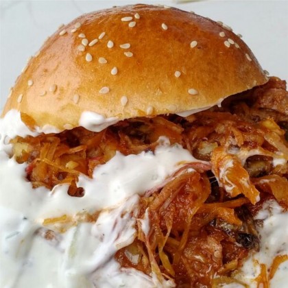 Pulled Pork Schweinenacken am Stück, fertig gegart und gesmoked
