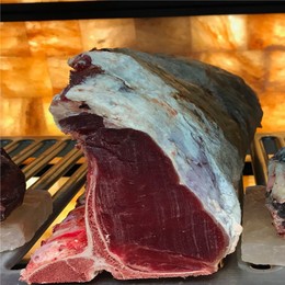 Dry aged Kotelett vom Frankenwald Weide KALB<br />
(Cote de Veau)